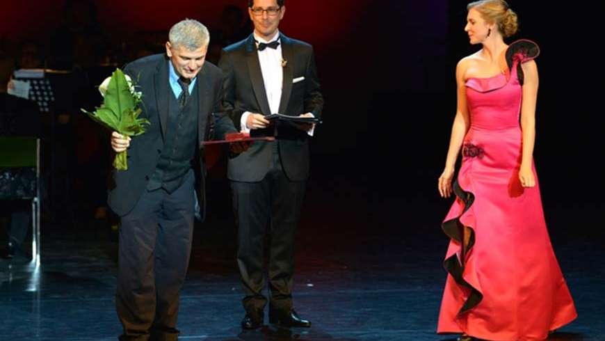 “Színházba bárkit be lehet csalogatni” – Hevesi Zoltán kapta a 135 éves jubileumi gálán a Pro Theatro díjat